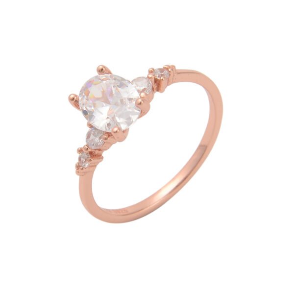 Blanca | טבעת אובלית משובצת