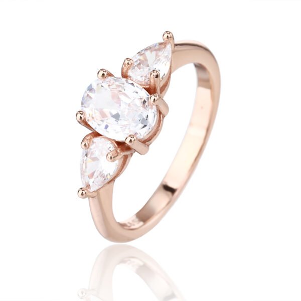 Soléna | טבעת רוז גולד שלוש אבנים
